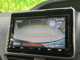 後方の映像にガイド線が表示され、駐車時に車両と周囲との位置関係を確かめる目安になります。後退時の確認を助け、狭い場所での駐車や車庫入れを落ち着いて行えます。