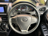 インテリアに合わせたデザインのステアリングは、運転される方のことも考え、運転しやすい形状、大きさです。是非一度、実際に触ってお確かめください。