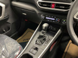 操作しやすいATシフトです♪シフトチェンジを気にしなくていいので運転だけに集中できますね!自然と手に届くところにある、手になじむ形状のシフトノブがいいですね♪