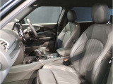 MINIの少し硬めのシートは乗り降りもしやすく、長距離ドライブでも疲れにくいように設計されております!