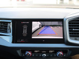 バックカメラ駐車時、後退時に後方を確認する事ができる安全快適装備になります映像だけでなくセンサーにより障害物の距離もドライバーに直感的に伝えてくれる機能になります。