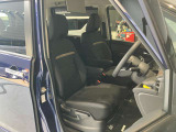 運転席、助手席です。座面も広くゆったりと座れてアームレストも付いているので重宝します。