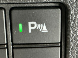 パーキングセンサーシステムは走行中に障害物が迫ると音と表示でお知らせ、低速走行時時の安心感を高めます