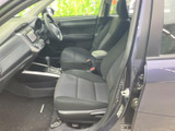 運転席と助手席が並ぶ室内は、前方を見渡しやすい配置です。シートや足元も落ち着いた色合いでまとまり、乗り降りの際にも室内の様子を確認しやすくなっています。
