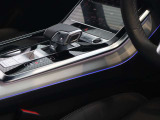 内装はシンプルに使い勝手を考え作られています。お車を運転する感覚をダイレクトに体感して頂けます。室内も広くロングドライブにも快適にお過ごしいただけます。