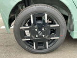 燃費が良く、ステアリング操作もスムーズに行うことができる、アルミホイール付き車ですよ。