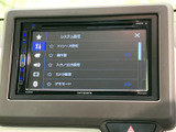 システム設定の項目が画面上に並び、AVソースや操作音などを一覧で確認できます。必要な設定項目を見比べながら選びやすく、普段使いの機能を画面から確認できる便利な装備です。