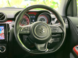 手元にスイッチを備え、運転姿勢を大きく変えずに各種機能へアクセスしやすい仕様です。握りやすい形状で、前方を見ながら必要な操作を行いやすく、毎日の運転に便利です。