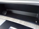 【ワイヤレス充電】コード不要のワイヤレス充電が装備されています。一部対応していない機種もございます。