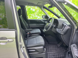 運転席と助手席は視界が広く、前方や周囲を確認しやすいレイアウトです。シートには落ち着いた色合いを採用し、足元にもゆとりを感じられる空間です。