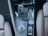 【シフトノブ】BMWの高性能オートマチックは、ATセレクトレバーを左側に倒すことで、通常の「D」から「S」(スポーツ)または「M」(マニュアル)へと切り替えが可能です。