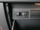 ETCユニットがグローブBOX内に収まっています。