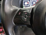 ステアリングには運転中でも簡単に操作できる各種スイッチついてます