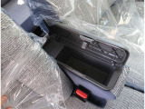 運転席と助手席の間にひじ掛け兼小物入れがあります