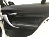 BMWはドアが分厚いです。衝突によりドアがつぶれてしまった場合にも外からいち早くドアを開けれるよう考えられています。数十秒の救出の遅れが命につながりかねない場合、こういった配慮が重要なポイントです。