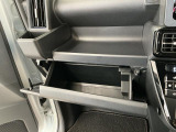 【収納部】パッと手に取りたい小物の置き場に便利。その他、沢山の収納部がございます。