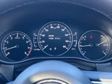 速度や燃料残量などの情報が運転席正面にまとまり、走行中も必要な表示を確認しやすいレイアウトです。中央の表示部にも情報が集約され、運転時の状況把握をサポートします。