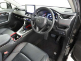 シンプルで使いやすいデザインの運転席です。