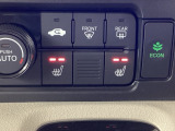 運転席と助手席にはシートヒーターが付いています☆寒い時期に腰周りを温めてくれるので体全体が温まりやすいのは勿論、暖房と違い顔に風が当たらないので、乾燥肌やドライアイの方でも大丈夫☆