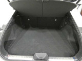 広く開口部の大きいラッゲージルームは、荷物の出し入れも楽です。トノカバーがあるのでプライバシーも守られますね。