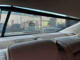 【電動リアサンシェード】高級車の後席に搭載されるサンシェードは電動格納致します。