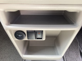 運転席シートヒーターボタンと左側にはUSBジャックとなります