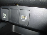 USBポートも装備されています、スマートフォンの充電やオーディオに連携も可能です、今や欠かせない装備の一つです!