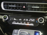 【オートエアコン】車内温度を感知して自動で温度調整をしてくれるのでいつでも快適な車内空間を創り上げます!どの席に座っても快適なドライブが楽しめます♪