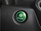◆ECONスイッチ(ECONモード)◆エンジンやエアコンといった、クルマ全体の動きを燃費優先で自動制御するECONモード。空調など快適性を優先したいときは、スイッチを押してOFFにできます。