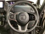 ハンドルにHondaセンシング系のクルーズコントロールやレーンキープアシストなどのスイッチと、オーディオの操作スイッチが装備されています。ハンドルから手を離さず安全に操作できます。