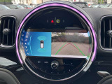 【リアビューカメラ(予想進路表示機能付】パーク・ディスタンス・コントロールが車両の前方や後方にある障害物までの距離を信号音とビジュアルで知らせ、狭いスペースでの駐車や車庫入れをサポートします。