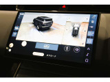 車両の周囲を俯瞰映像や立体的な3Dグラフィックで表示するカメラ機能です。自車の位置や周囲の状況をひと目で確認できるため、狭い路地でのすれ違いや駐車の際にも心強い装備です。