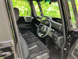 前席は座面にゆとりがあり、落ち着いて過ごせる空間です。運転席からの見通しも確保され、乗り降りの際にも室内の広さを感じていただけます。