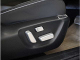 【パワーシート】電動で座面を前後上下に動かすことができます。簡単に運転しても疲れにくい姿勢に調整できます。