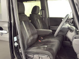 乗降がしやすい運転席。高さが調節できて小柄な方でも運転しやすいポジションをとることができます。