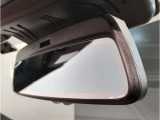 【BMWミラー】視認性の高いスタイリッシュなミラー。自動防眩機能も付いており夜間のドライビングをサポートします。
