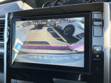 後方の様子を画面で確認でき、駐車時の後退をサポートします。ガイド線も表示されるため、周囲を確かめながら車庫入れや駐車位置の調整を行う際に役立ちます。