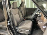 乗降がしやすい運転席。高さが調節できて小柄な方でも運転しやすいポジションをとることができます。