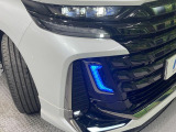【LEDヘッドライト】悪天候や夜間走行時も良好な視界を確保し安心して運転できる高輝度LEDヘッドライトを装備!点灯速度が早く、消費電力も抑えられています。