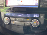 【左右独立型フルオートエアコン】運転席と助手席でそれぞれお好みの温度に設定可能。同乗者にも配慮した、快適な空調をお届け致します。