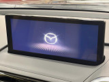 【マツダコネクト】車内の雰囲気にマッチした一体型タイプのディスプレイ。各種車輌設定やBluetooth再生等、様々な機能が楽しめます。専用SDカードのご購入で、ナビ機能も使用出来ます。