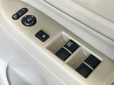 【電動格納ミラー】サイドミラーは電動格納式となっており、狭い駐車場でもキズがつくリスクを抑えられます。