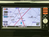 地図上に現在地や周辺の道路、施設名が表示され、目的地までのルート確認に活用できます。画面と周囲のボタンで必要な項目を選べるため、日常のお出かけの案内役として頼れます。