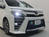 高輝度で点灯速度が速く、しかも消費電力の少ないLEDヘッドライトが装備されています!LEDの明るい光が走行中の視界の確保をサポートして、夜のドライブがより楽しく安全に運転できます