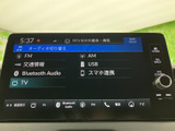 FMやAM、USB、Bluetooth Audioなど、複数の音源を画面上で確認できます。使いたいメニューを選びやすく、気分やシーンに合わせた音楽選びにも便利です。