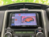 放送局や選局項目が画面に表示され、聴きたい番組を選ぶ際に内容を確認しやすい仕様です。操作項目が見やすくまとまっており、移動中の音楽やラジオ利用にも便利です。