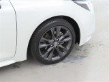 装着タイヤサイズは、215/45R17です。純正アルミホイールを装着しております。