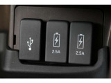 2.5AのUSB(急速充電)が付いており、車内でもしっかりとスマートフォン等の機器へ充電可能です♪