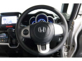 運転中もハンドルでの操作が可能です。特に高速道路等の目が離せない運転時には、便利さだけでなく、安全性も兼ね備えております。