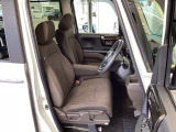 フロント広々、ベンチシートの運転席は、ハイトアジャスターが付いているので、快適にドライブができます。ハンドルはチルトステアリングで、ハンドル位置を上下に調節できます。